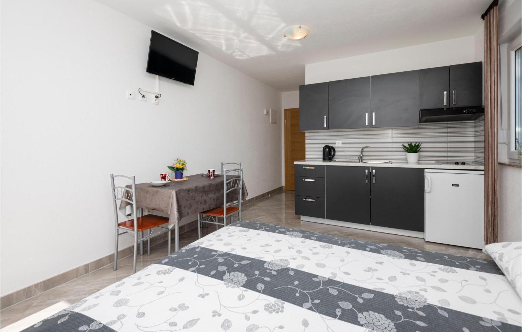 Stunning Apartment In Krvavica With Kitchen Dış mekan fotoğraf